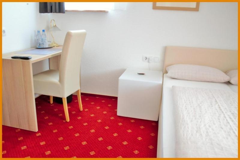 Hotel-Garni 'Zum Weinkrug' Sommerhausen Bagian luar foto