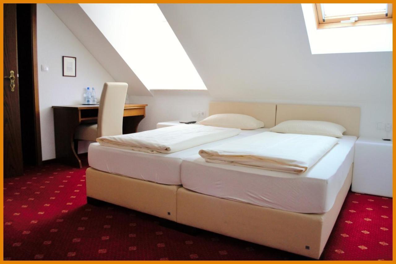 Hotel-Garni 'Zum Weinkrug' Sommerhausen Bagian luar foto