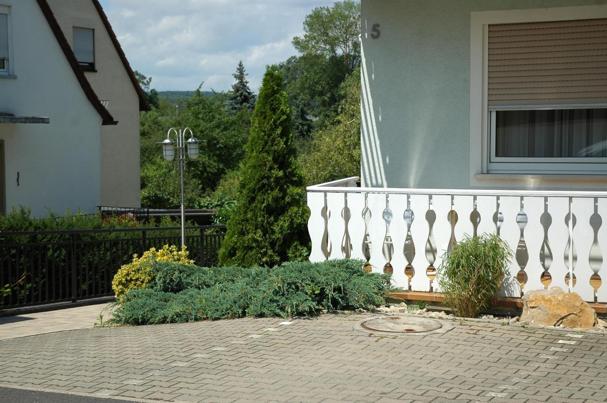 Hotel-Garni 'Zum Weinkrug' Sommerhausen Bagian luar foto